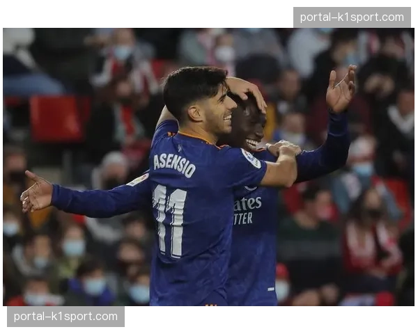 格拉纳达门将扑救后示意队友前压，试图加快由守转攻节奏