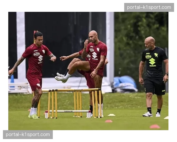 镜头:暴雨中完成绝杀,乌迪内斯前锋跪地滑行庆祝 镜头:暴雨中完成绝杀,乌迪内斯前锋跪地滑行庆祝